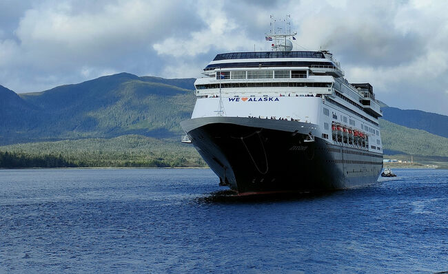 見覚えのある船はやはりザーンダムでした。後で調べると全く同じルートのクルーズだと分かりました。