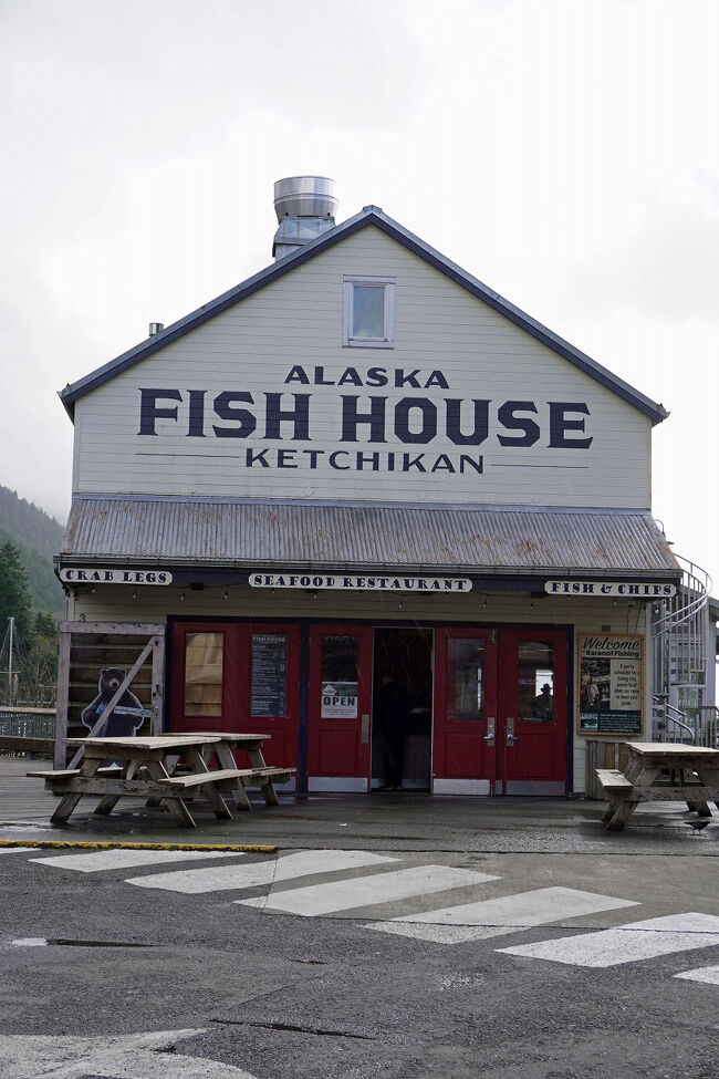 一番気になったのはこの「ALASKA FISH HOUSE」です。サーモンのフィッシュ＆チップスやチャウダーが売りの店ですが、まだ朝ご飯を食べたばかりです。多分混雑しているだろうけど、お昼過ぎに来ることにします。