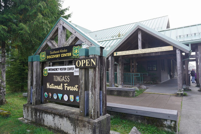 すぐ近くには「ビジター・センター/Southeast Alaska Discovery Center」もありますが、時間が無いので立ち寄りませんでした。まずはいちばん有名な「クリーク・ストリート/Creek Street」に向かいます。