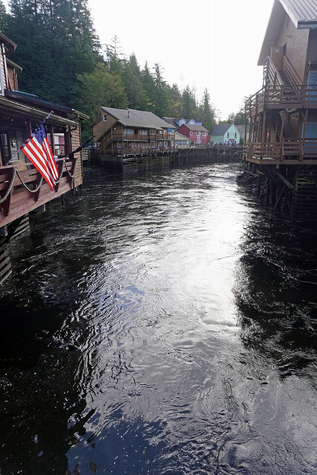 一番の観光地なのでクルーズ船を降りた観光客で賑わっていました。川の流れに沿って下流方向へ歩いてみることにします。建物はギャラリーやお土産物屋や宝石店になっていますが買いたいものはありません。
