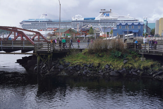 「Ketchikan Creek Bridge」が見えてくるとその先にはコーラル・プリンセスの姿もありました。