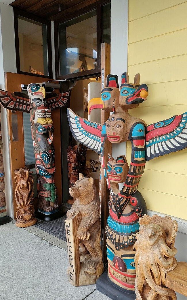 町中には立派なトーテムポールを並べたお土産屋さんがありました。