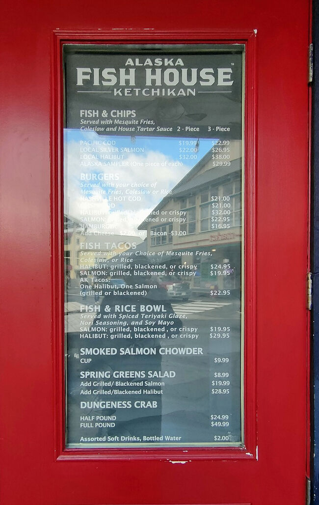 メニューを見て何を食べるかを決めておきます。タラバガニに比べればサーモンはお手頃な値段です。