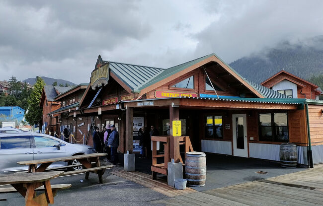 隣は「グレート・アラスカ・ランバージャックショー/Great Alaskan Lumberjack Show」のシアターで、すでに始まっていました。ここにも来たかったのですが、終日チケットは売り切れになっていました。