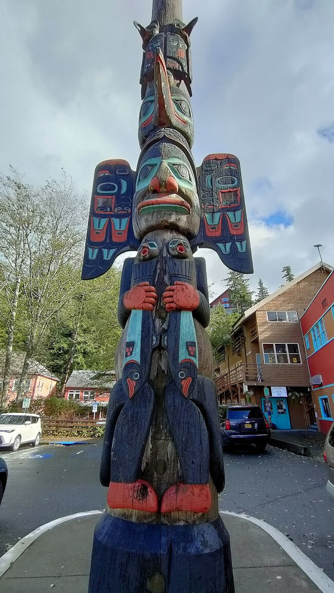 トーテムポールは先祖を称え、重要な出来事を記念し、一族の系譜を宣言するために彫刻されるもので、宗教的な崇拝をされることはありません。