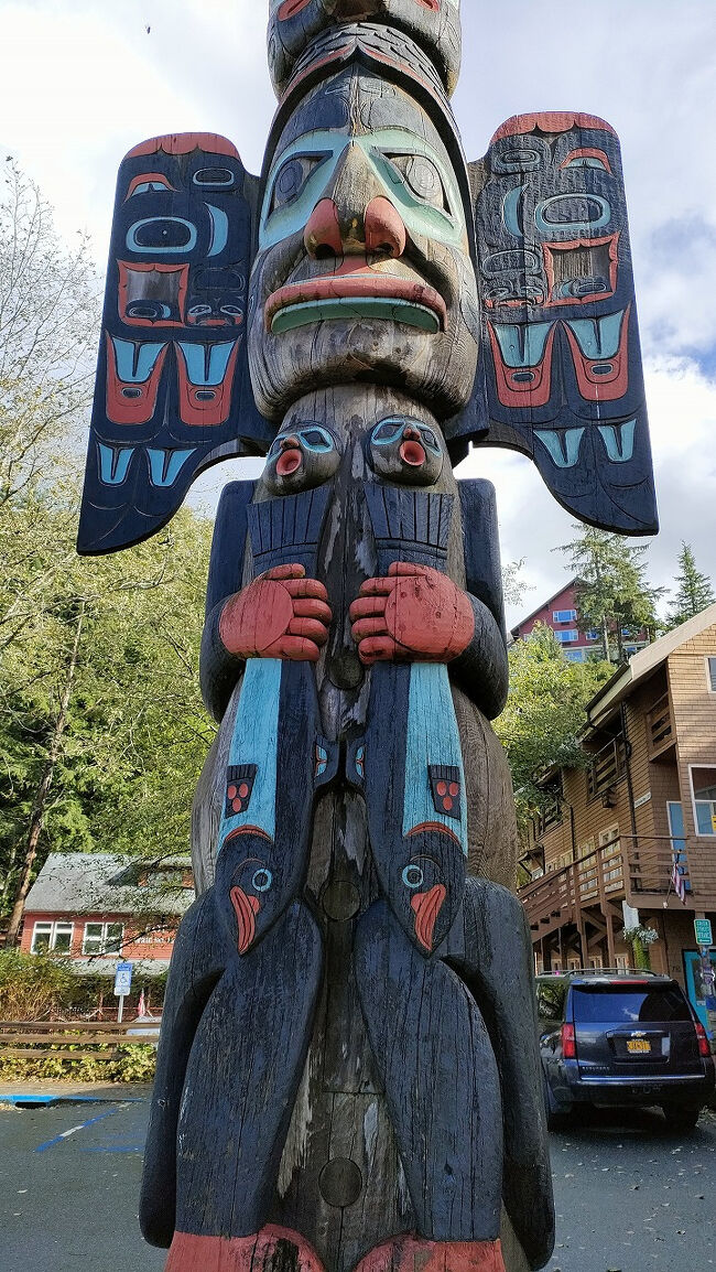 このトーテムポールはトリンギット族の彫刻家イスラエル・ショットリッジによって彫刻されたもので、1902年に造られたものの服制です。オリジナルはガット・ウエイン酋長が母親を称えて造ったものでした。