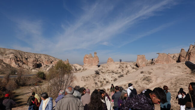 ラクダ岩にやって来ました、<br />沢山の人…<br />ちなみにスモーカーも沢山居てて、<br />「止めて」と言ったら、白い目で見られました、<br />(トルコで歩きタバコなどは、平気のへーさの感)<br />