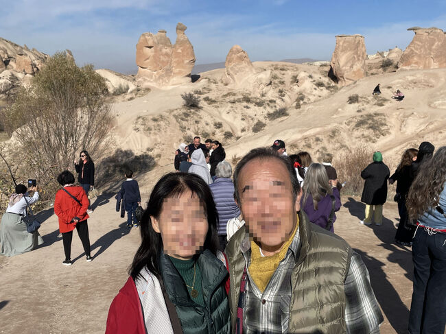 ラクダ岩とも記念撮影し<br />