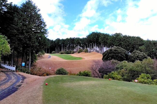 そして11番ホール、谷越え。<br />谷底にハマるコトなく、無事に対岸まで球を運びます。。