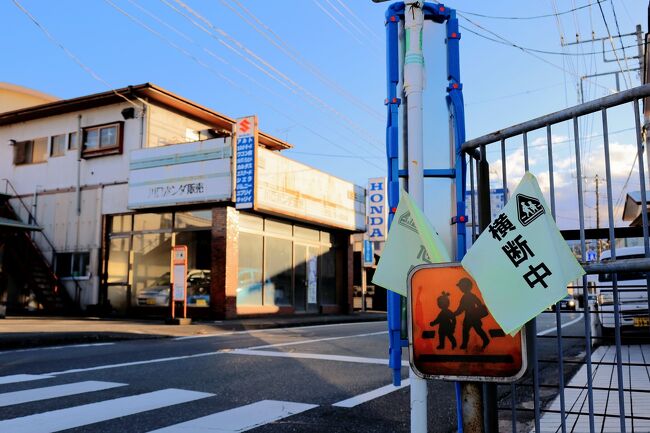 「横断中」の黄旗が、現役稼働中。。