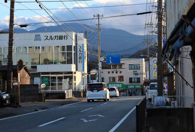 左手に見える「スルガ銀行」は、昨夏(2024年7月)に 店舗統廃合の煽りで、閉店となりました。。