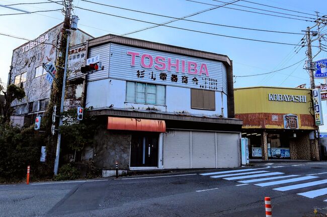 その角地。TOSHIBAの看板を掲げる、まちの電器屋さん。。