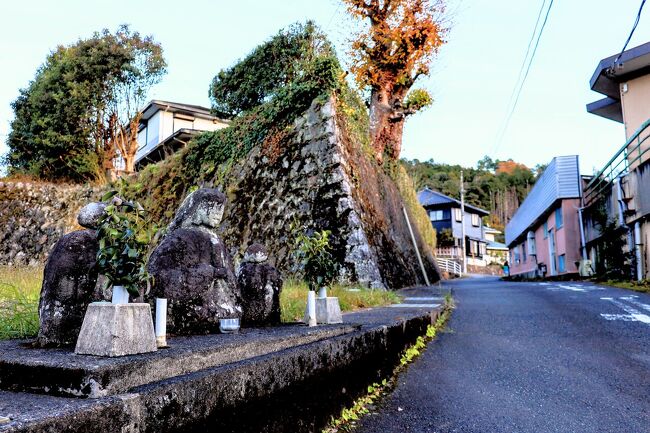 路傍の石像は 道祖神か、はたまたお地蔵さんか。。
