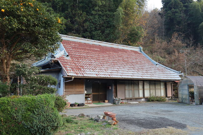 ひとつ隣りの集落に来てみたら、こんな古めかしい古民家に出逢えました。。