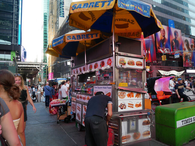 タイムズスクエアを通って目的地へ。<br />人が多くて普通に歩くのも大変。<br />歩いてて思ったのは食べ物の屋台が多いということ。<br />ハンバーガーはもちろん…