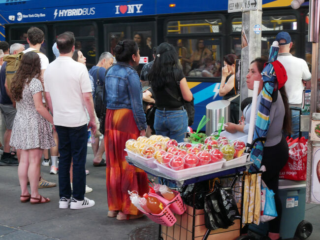 フルーツの屋台も。<br />ちなみにフルーツは足りなくなったらここで切ってた。<br />衛生的に少々不安が（－＿－；）。