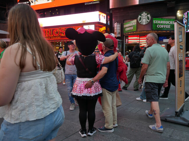 世界各地の観光地と同じくここでも着ぐるみ記念写真で稼ぐ人々が。<br />本場のミニーちゃんのはずだけどクオリティは驚くほど低かった。<br />レベルで言うとこの前行ったスリランカと大差ないレベル（笑）。