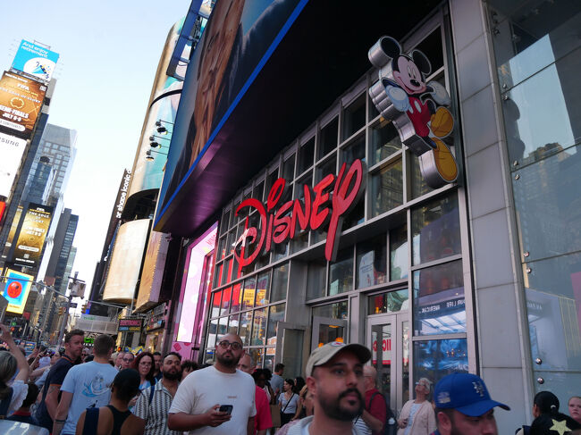 途中通りかかったディズニーストア。<br />中入りたかったけど入ったら確実にトップオブザロックの予約時間に間に合わない。<br />まだ初日だしこれからいくらでも行く時間あるよね、とこの時は素通り。