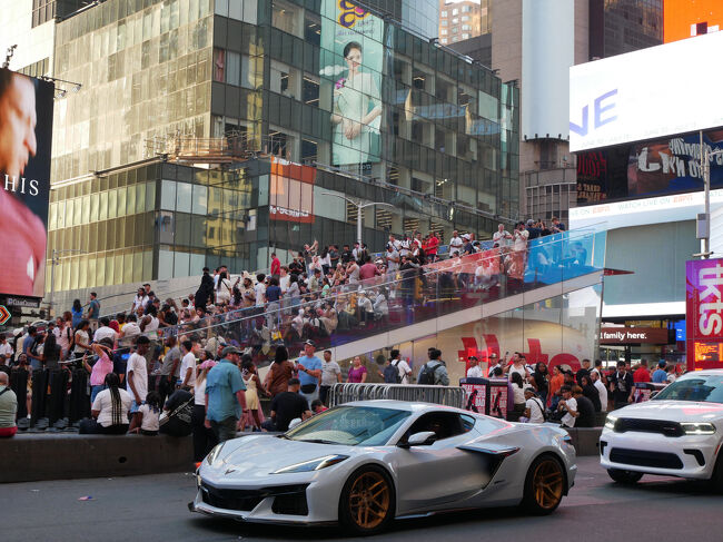 タイムズスクエア名物の階段は人だらけ。<br />みんな階段に座っているけど特に何かイベントをしているわけでもない。<br />なんでここに座っているのかよくわからない。