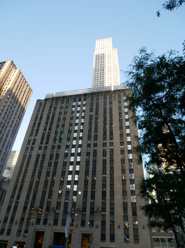 なのでそのすぐ横が目的のロックフェラーセンター。<br />ここのチケットもビッグアップルパスで購入済。<br />通常人気のこの夕方の時間帯は60ドルするけど、ビッグアップルパスのBIG6で購入したのでほぼ半額で入場できた。<br />めっちゃお得！