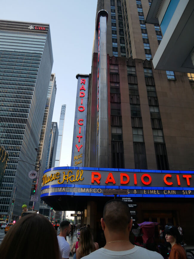 ホテルから徒歩30分程でラジオシティミュージックホール到着。<br />本当は20分位で来られるはずなんだけど人が多すぎて前に進めなくって想定より時間がかかった。<br />実はここもロックフェラーセンターの一部らしい、ということを旅行記を書いてある今初めて知った(;^_^A。