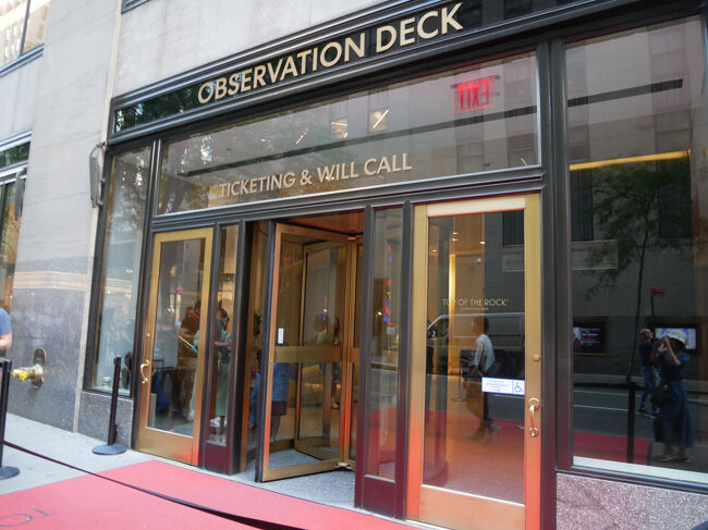 入口は建物の裏側みたいな場所にあった。<br />予約時間の19:30ピッタリに到着。<br />エンパイアステートビルみたいな手荷物検査はなかったけど入口の係員さんに「何人か？」と聞かれたので「1人」と答えるとなぜか係員さん（男性）喜んで「僕も1人だ」と言われてスマホを渡され電話番号を入力する様に言われる。<br />「？？」と思いつつもこれも入場手続きの一環なのかな？と思ったけど私以外の人はそのまま通過している。