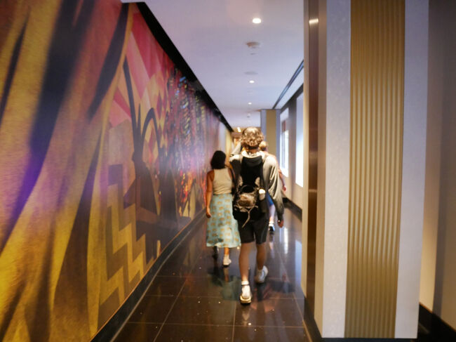 昼間、夕日、夜景の3つが楽しめる時間帯とあって大人気。<br />さっきのエンパイアステートビルより人が多い。