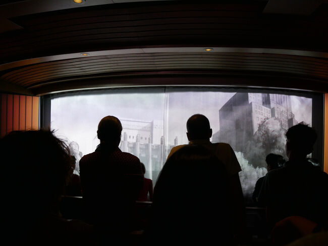 で、通路を抜けると映像コーナー。<br />ここで「ロックフェラーセンターが出来るまで」みたいな映像を見てからエレベーターで展望台へ。<br />が、正直内容は全然覚えてない。<br />だってどこの展望台も似たような内容で…(;^_^A