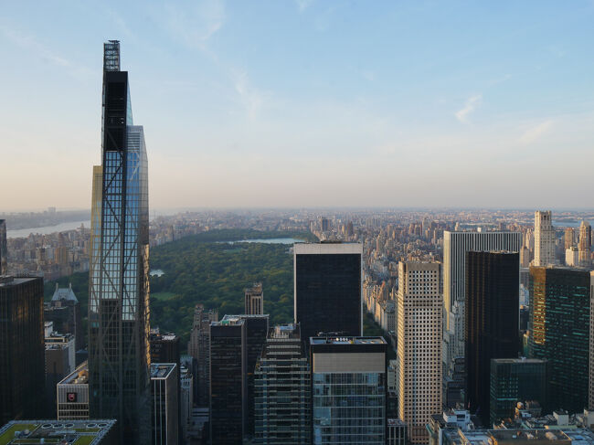 それに目的は景色なので(笑)。<br />トップ・オブ・ザ・ロックの展望台は5つの展望台の中で1番低い。<br />それでも259ｍ。<br />ビルの向こうに見えるのはさっきのエンパイアステートビルからは見えなかったセントラルパーク。<br />ニューヨークの地図を見て広いな、とは思っていたけどこうやって見ると本当に広い。