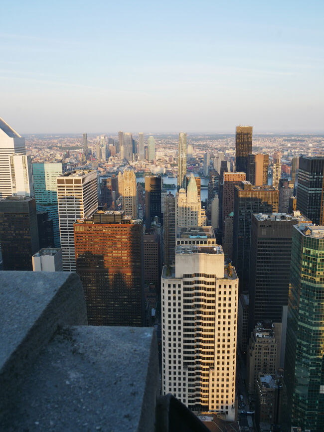 ほとんどのビルは展望台より低いのでマンハッタンを一望。<br />まずは明るい景色。<br />だけど時刻は19:50。<br />普通なら夜景の時間帯だけどこの時期のニューヨークはまだまだ明るい。