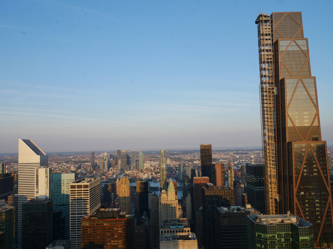 ビルの多いマンハッタン。<br />ビルの形も個性的。<br />この右端のビルが夜には個性が出る。