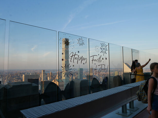 こちらは人気のアトラクションザ・ビーム。<br />昨日が7/4で独立記念日だったのでその名残が残っている。