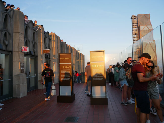 展望台は屋外。<br />通路には余裕があるけど景色の見える部分は人が鈴なり。<br />ここで更に上の階があることに気づいて階段で上の階へ。