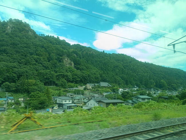 山寺を葵ぎつつ