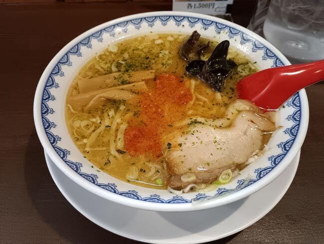 辛味噌を溶かしながらいただく味噌ラーメンで、こちらも大変おいしかったです。