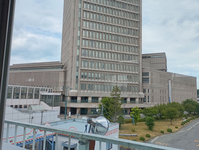 まずは駅に隣接している