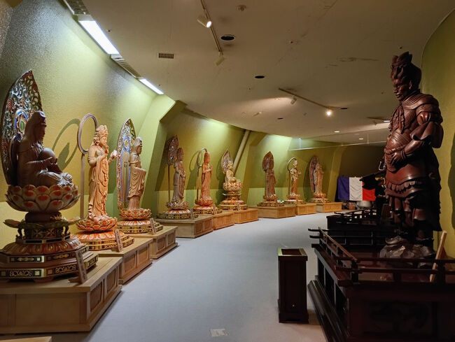 大観密寺の境内中央に建つ大観音像です。