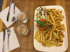 楽しかったブルージュを後にし、電車でブリュッセルに戻ってきました
夕食はまだ食べていないワッフルを専門店で
28.10ユーロ

ゴーフル・ドゥ・ブリュッセル　
Aux Gaufres De Bruxelles Tea Room Gaufres De Bruxelles
Rue du Marché aux Herbes 113, 1000 Bruxelles, ベルギー
belgiumwaffle.com
+32 2 514 01 71
