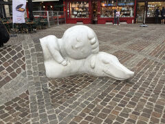 大聖堂の前にはベルギー人アーティストBatist Vermeulenによるネロとパトラッシュの可愛らしいモニュメントが設置されています
