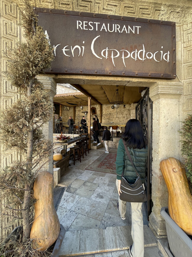 ランチタイムです<br /><br />ケバブで有名な Areni Cappadocia レストランに<br />入りました<br />