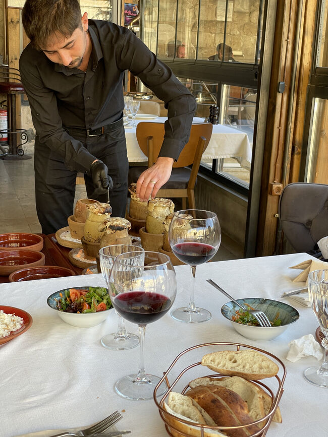 ダンディなお兄さんがリズミカルに壺を叩く<br />