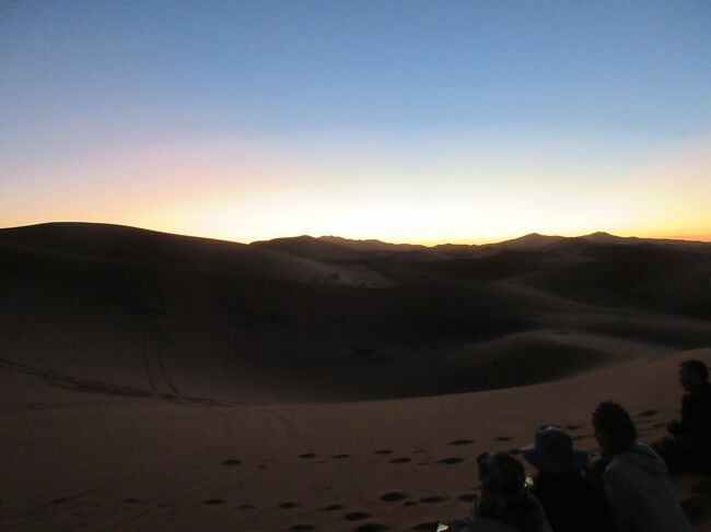 でも登らないと日の出がきれいに見えません。