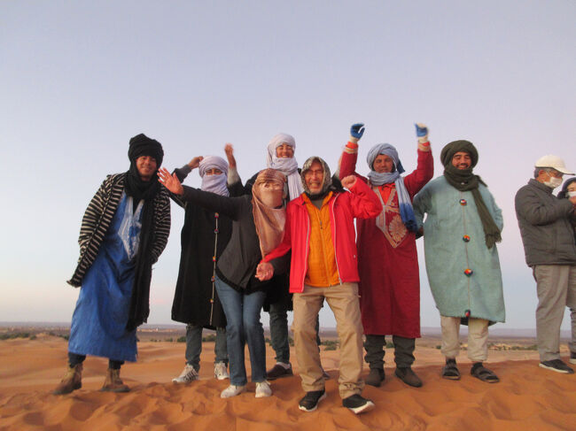 陽気なベルベルさんたちと、大騒ぎしています。何度見ても夫のスカーフは笑える。