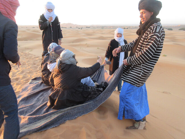 さて、心臓破りの坂をラクダさんたちの待つ下まで降りますが、女性だけひっぱってくれるって。