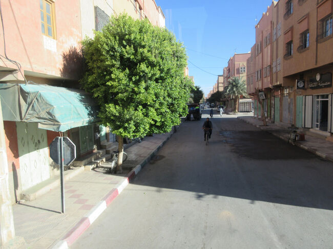 砂漠を抜けてだんだん街になってきました。