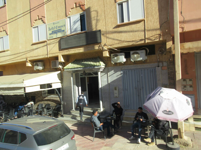 カフェに座っている人たち。