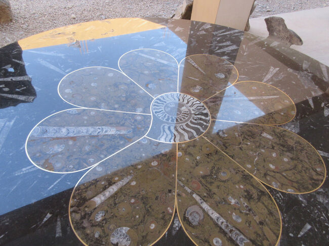 ここら辺では、化石がたくさん採れるそうで、ここはその化石の加工工場です。