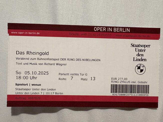 ラインの黄金のチケットです。紛失する心配はありますが記念のために、郵送でチケットを送ってもらいました。ニュルンベルグの指輪の公演は２サイクルあり、チケットをとったのは2サイクル目です。2月18日が売り出し日でした。発売前から待機して、発売と同時にアクセスしましたが、ホームページがフリーズしました。やっぱり無理かとあきらめていたら、一時間後に突然ホームページが動き出して、幸運にもチケットが入手できました。1階の平土間の7列目右側13番です。中央よりやや右寄りの席です。4夜の公演とも同じ席でした。合計で1108ユーロと非常に高価でした。