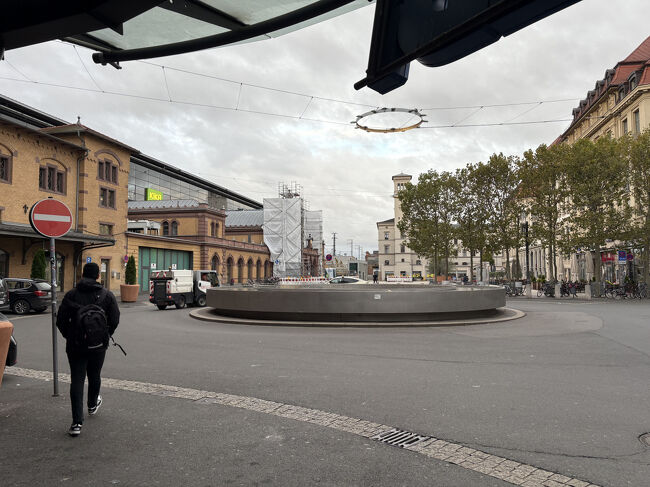 時差ぼけのため早朝から目が覚めてぼーっとしていました。 7時40分にインターシティホテルエアフルトをチェックアウトしました。これはホテルからエアフルト駅を撮影したところです。重い荷物を抱えているので、駅に近いと何かと助かります。<br />