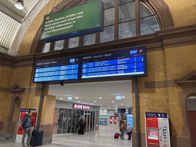 電光掲示板で電車を確認しました。8時28分エアフルト発、11時29分ベルリン中央駅着のICE804です。特に遅れも無いようでした。9月21日に購入し一等車で43.79ユーロでした。駅の売店で2.7ユーロのチョコクロワッサンを買いましたが、食べようとした時に、紙袋から出し損ねて落としてしまいました。このため朝ご飯は飛行機の中でもらったクラッカーになりました。機内食の影響かあまり食欲がありませんでした。